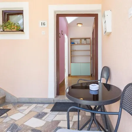 Nerina Apartment *